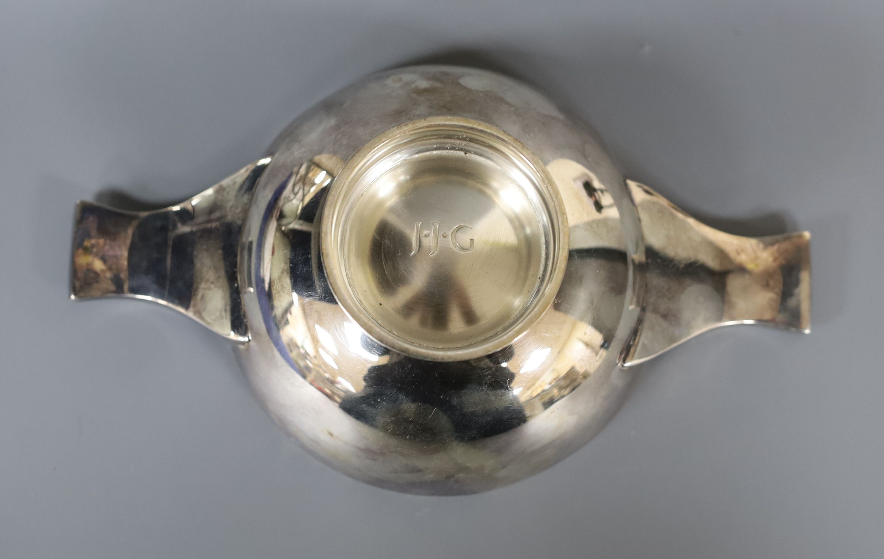 A cased modern silver quaich, by J.B. Chatterley & Sons Ltd, Birmingham, 1992, 20.6cm over handles, in fitted Gallagher box, 9oz.